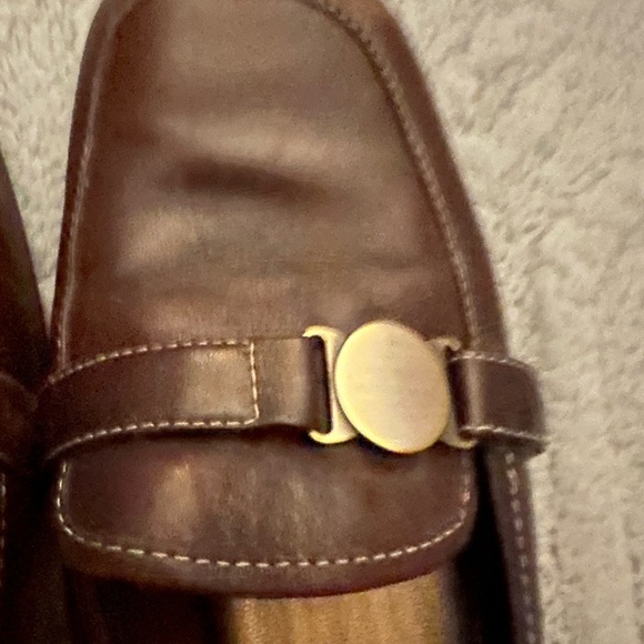 Nine West 8 brown leather loafer with buckle detail, stitching, small heel. - Picture 5 of 6